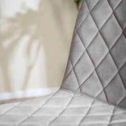 Chaises Capitonnées Trevo II (lot De 2) 24 Chaises Capitonnées Trevo II (lot De 2) -VIDAXL || Leitmotiv || Emma Soldes Magasin 1000274870 220517 035 DETAILS P000000001000274870