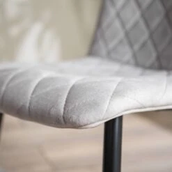 Chaises Capitonnées Trevo II (lot De 2) 25 Chaises Capitonnées Trevo II (lot De 2) -VIDAXL || Leitmotiv || Emma Soldes Magasin 1000274870 220517 040 DETAILS P000000001000274870